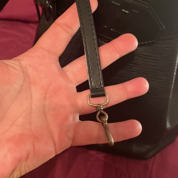 Authentic LOUIS VUITTON 90S BLACK EPI SAC D'EPAULE TWIST BUCKET BAG - Picture 10 of 12